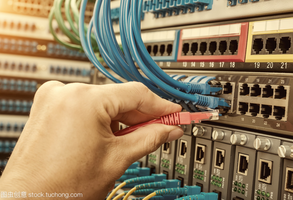 光纖集線器與儀表在服務(wù)器房中的專業(yè)應(yīng)用